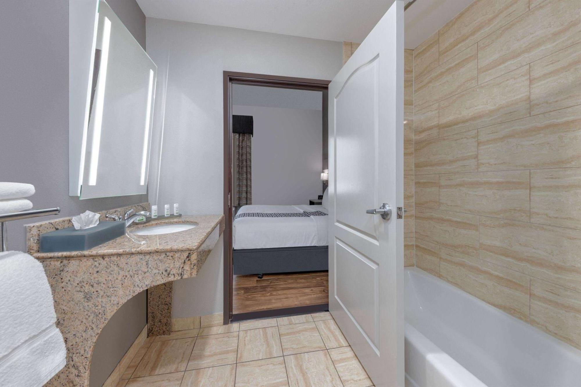 La Quinta By Wyndham Allen At The Village Extérieur photo
